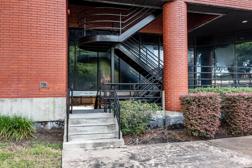 More Photos Of 600 Gemini St, Houston Office For Lease