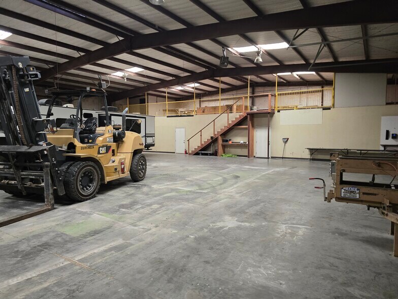 More Photos Of 15856 S Interstate 35, Bruceville Industrial For Lease
