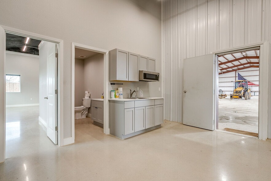 More Photos Of 1650 Staree Ln, Saginaw Flex For Lease