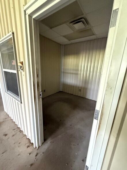 More Photos Of 811 E Industry Rd, Henryetta Warehouse For Sale