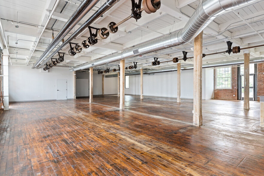 More Photos Of 205 Manufacturers Rd, Chattanooga General Retail For Lease