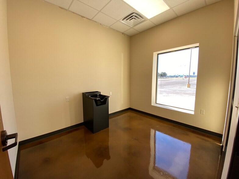 More Photos Of 8921 NW Expressway St, Oklahoma City Warehouse For Lease