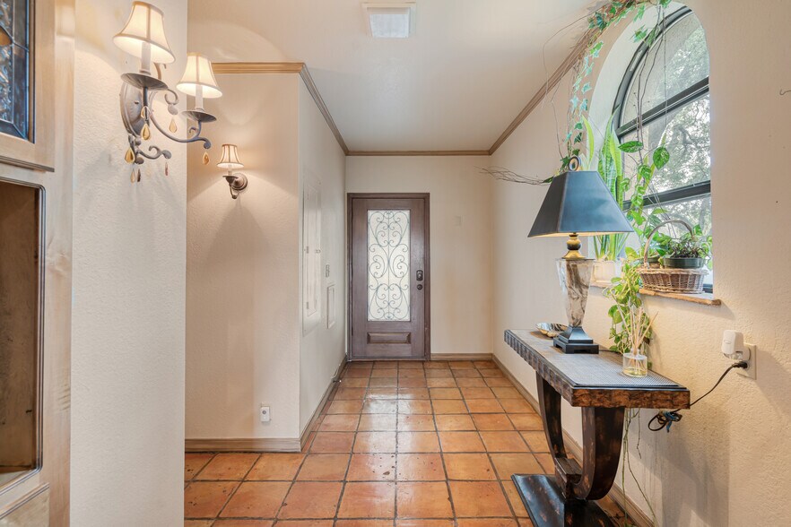 More Photos Of 505 Gilchrist Ln, Del Rio Specialty For Sale