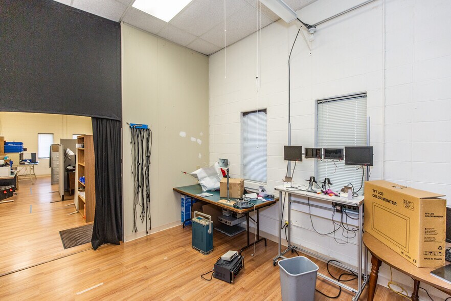 More Photos Of 37 Lark Industrial Pky, Greenville Warehouse For Sale