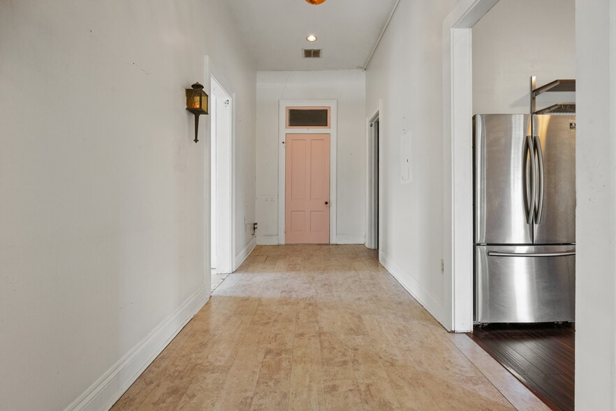 More Photos Of 1012 N Flores St, San Antonio General Retail For Lease