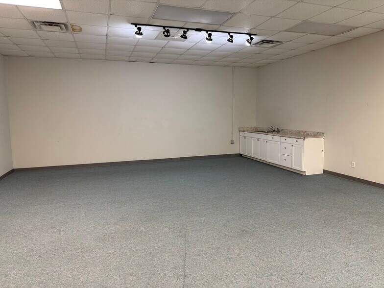 More Photos Of 1975 Mall Blvd, Auburn Warehouse For Lease
