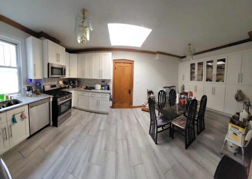 More Photos Of 2556 W Lawrence Ave, Chicago General Retail For Lease