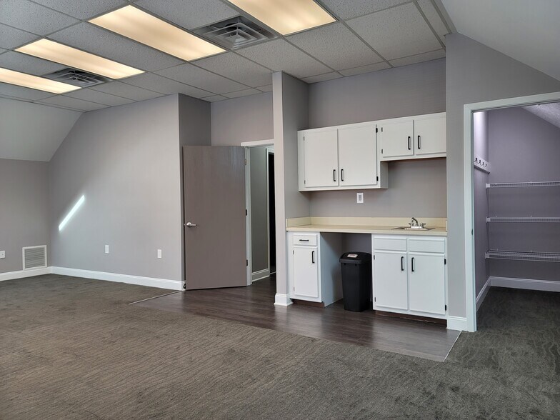 More Photos Of 15000 Madison Ave, Lakewood Office Residential For Lease