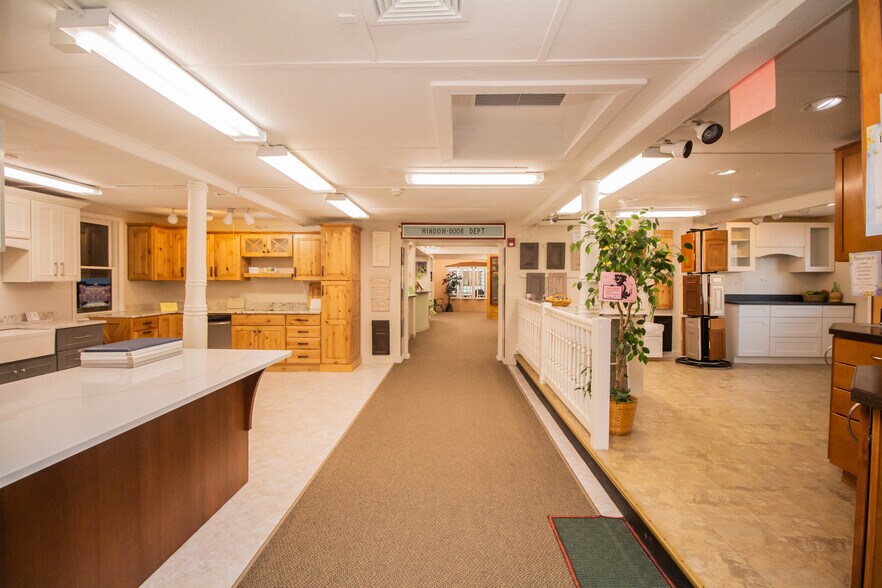 More Photos Of 1150 Main St, Leicester Showroom For Lease