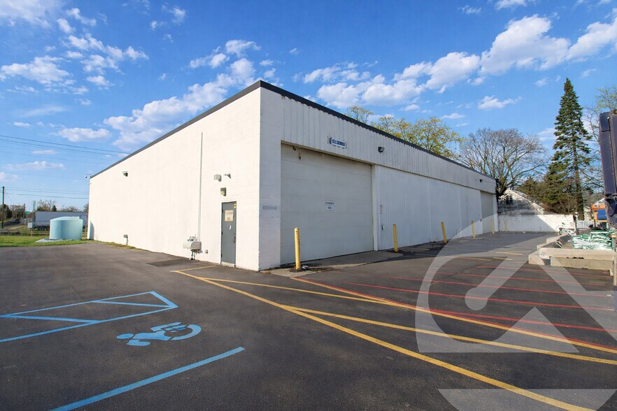 Primary Photo Of 123 E Columbia Ave, Pontiac Warehouse For Lease