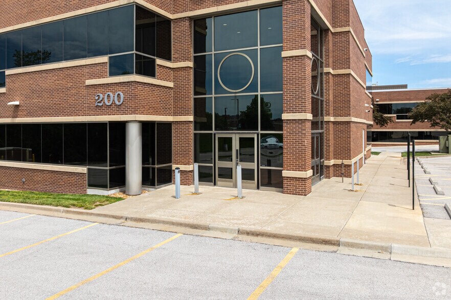 Primary Photo Of 200 NE Mulberry St, Lee's Summit Office For Lease
