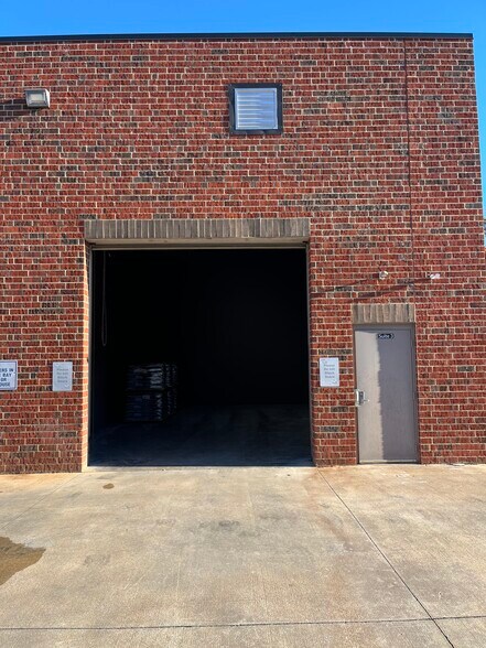 More Photos Of 11128 Business Ln, Charlotte Light Distribution For Lease
