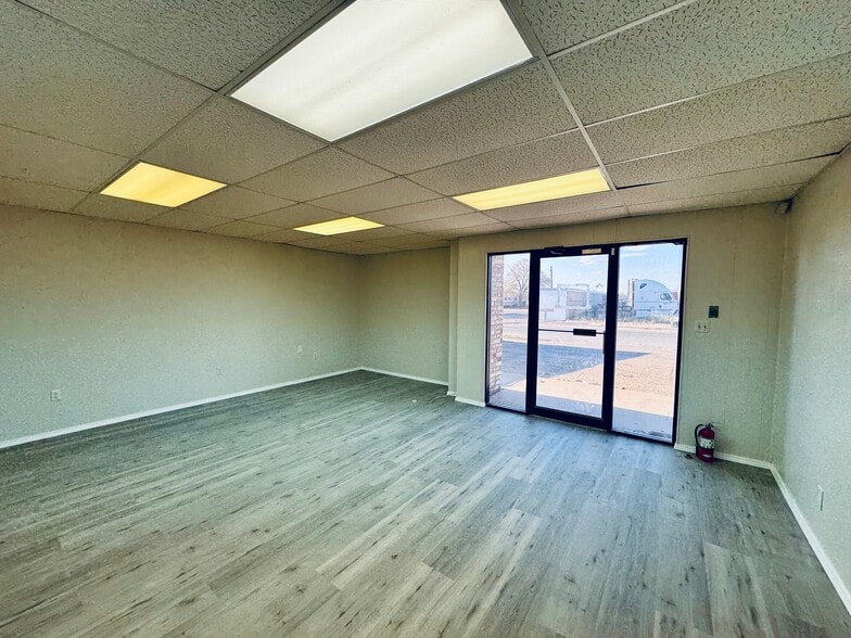 More Photos Of 835 W Sunrise Cir, Hobbs Showroom For Lease