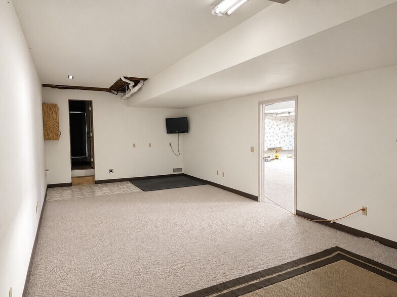 More Photos Of 309 Barclay Ave, Pine River Office For Sale