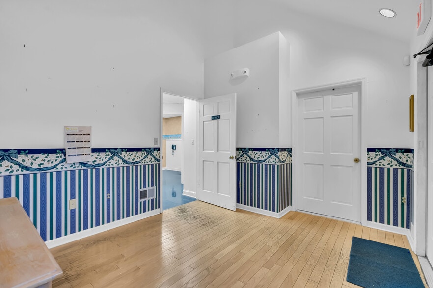 More Photos Of 613 Warren Ave, Spring Lake Office For Sale