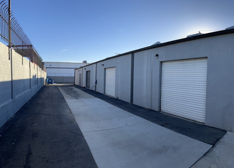 More Photos Of 2413 S Broadway, Santa Ana Manufacturing For Lease