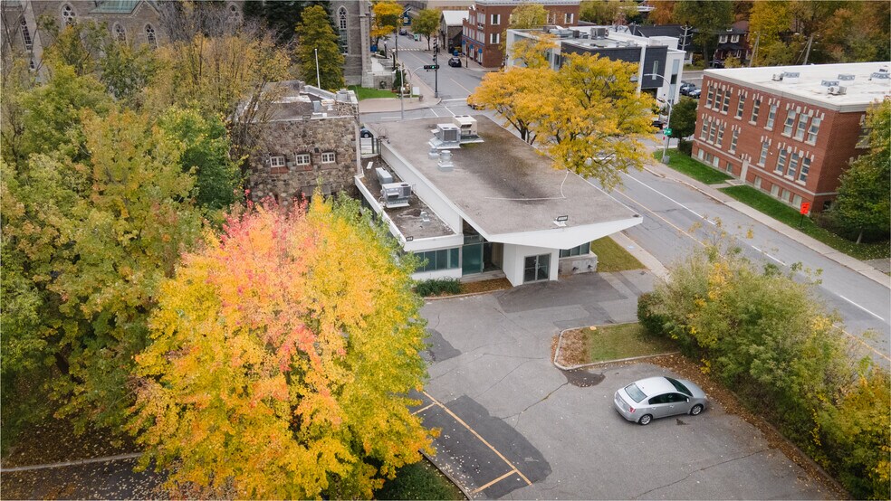 More Photos Of 4 Rue Saint-Charles E, Longueuil Office For Lease