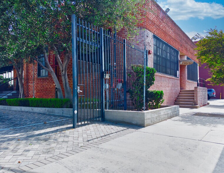 More Photos Of 2045 Violet St, Los Angeles Office For Sale