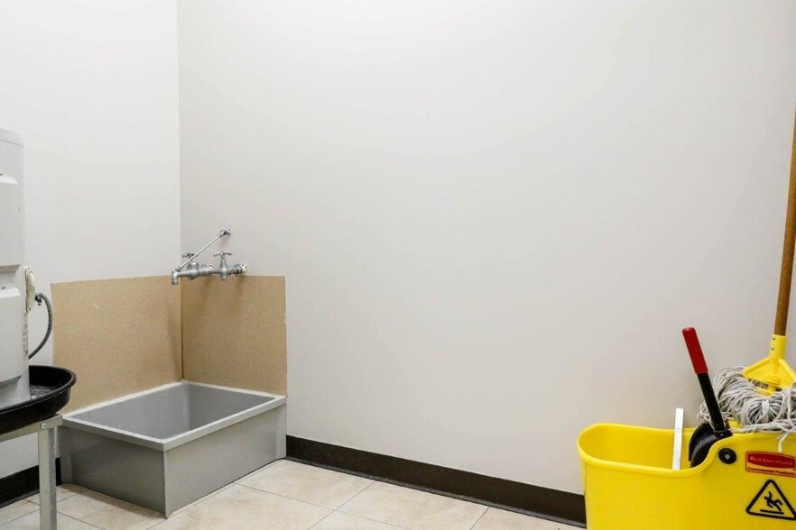 More Photos Of 14101-14105 Mccormick Dr, Tampa Light Manufacturing For Lease