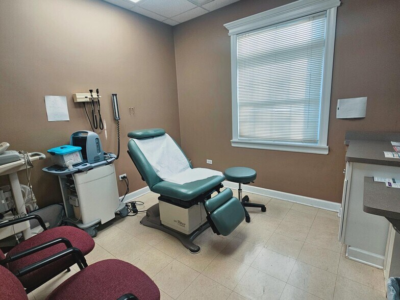 More Photos Of 12800 S Ridgeland Ave, Palos Heights Medical For Sale