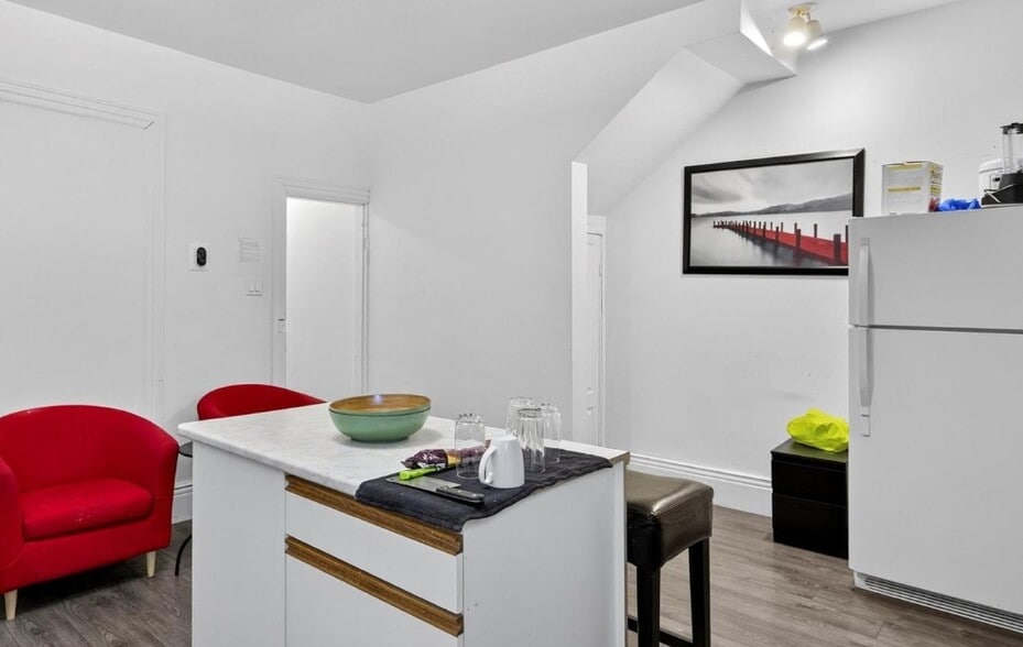 More Photos Of 271 Thomas St, Peterborough Apartments For Sale