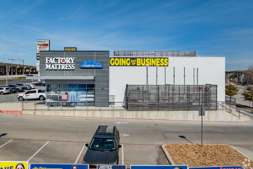 More Photos Of 21918 US 281, San Antonio Freestanding For Lease