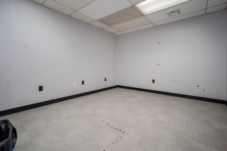 More Photos Of 6845 S Western Ave, Oklahoma City Distribution For Sale