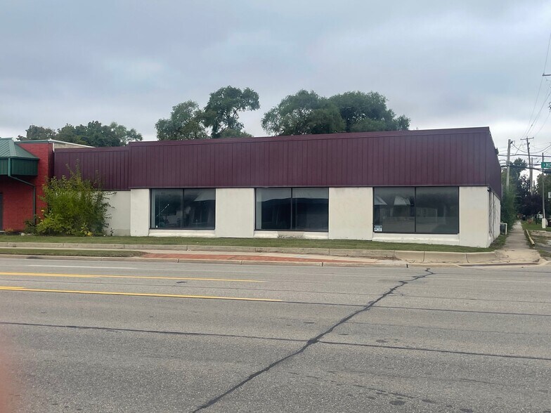 Primary Photo Of 319 N Mission St, Mt Pleasant Showroom For Sale