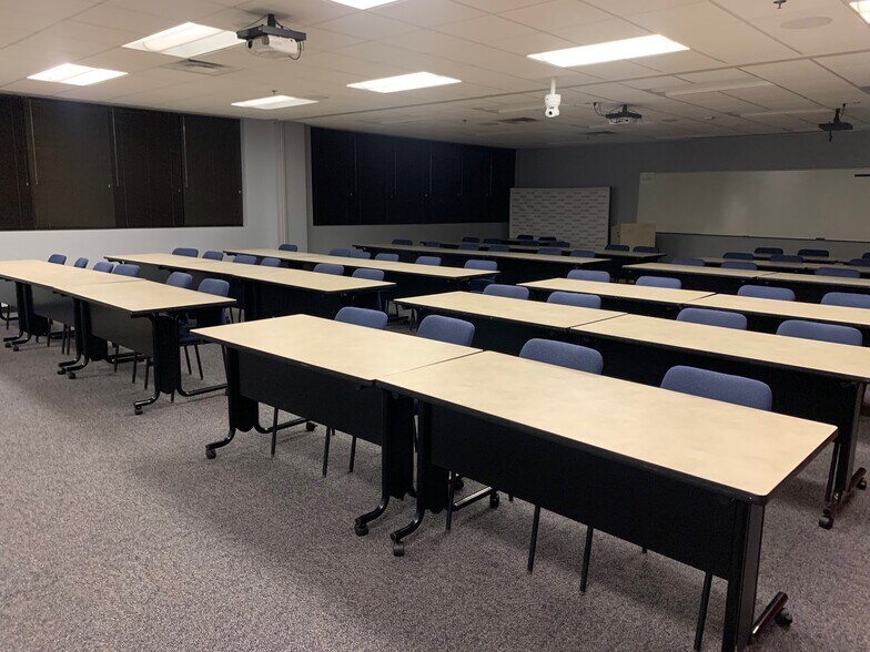 More Photos Of 517 N Westhill Blvd, Appleton Freestanding For Lease