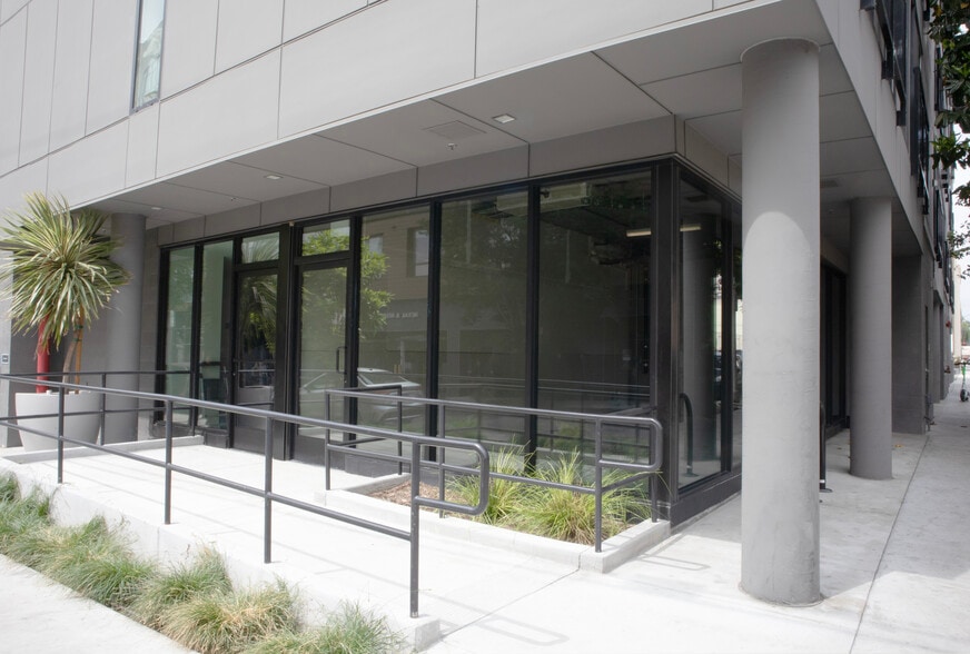 Primary Photo Of 6762 Hawthorn Ave, Los Angeles Apartments For Lease