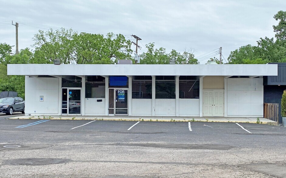 More Photos Of 32330 Grand River Ave, Farmington Freestanding For Lease