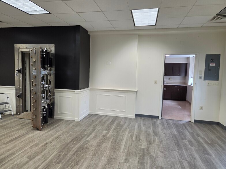 More Photos Of 101-103 S Talbot St, Addison Bank For Lease