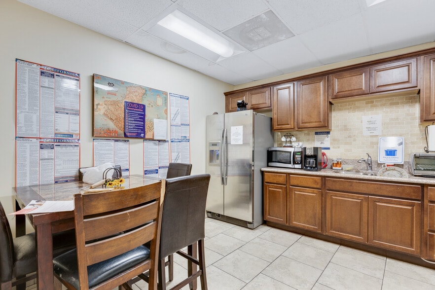 More Photos Of 950 E Pico Blvd, Los Angeles Warehouse For Lease