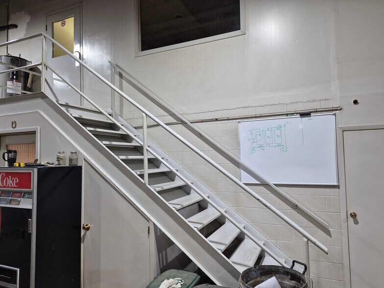 More Photos Of 280 Centre St, Petrolia Manufacturing For Lease