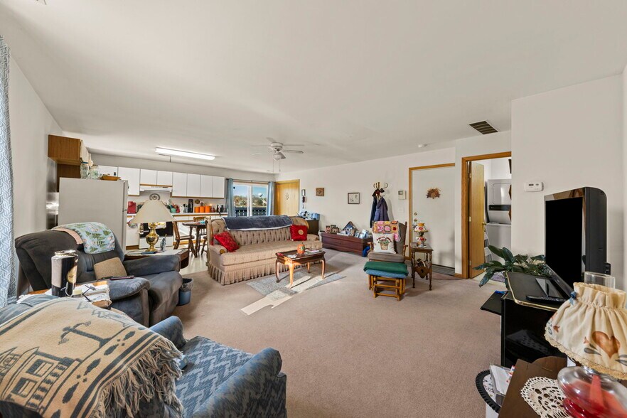 More Photos Of 645 E Lasalle St, Somonauk Showroom For Lease