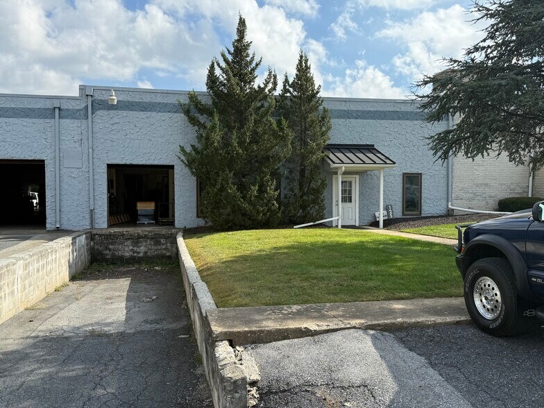 More Photos Of 97-125 Ashmore Dr, Leola Warehouse For Lease
