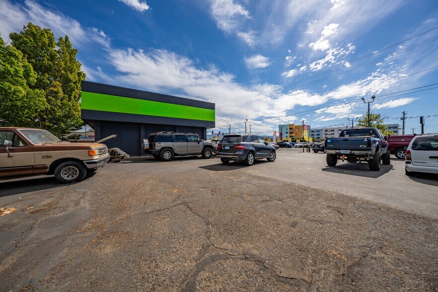 More Photos Of 348 N Riverside Ave, Medford Auto Repair For Lease