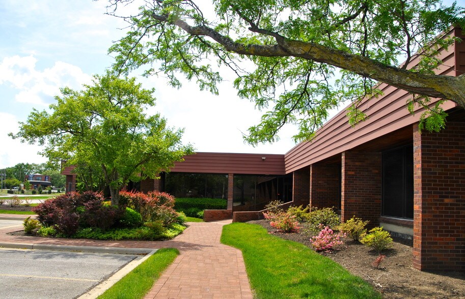 More Photos Of 411 Business Center Dr, Mount Prospect Office For Lease