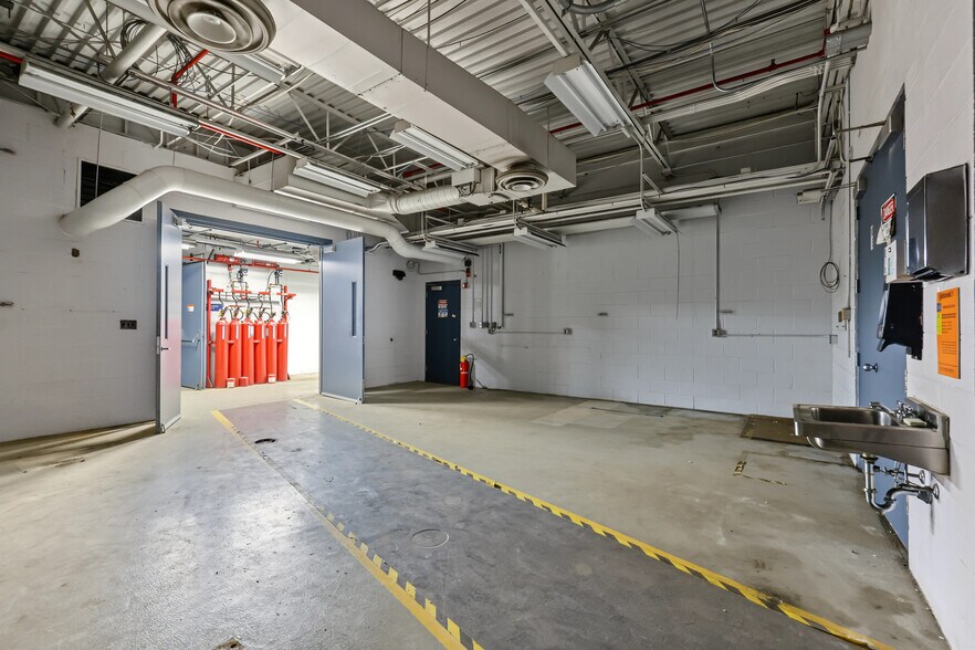 More Photos Of 15201 Mercantile Dr, Dearborn Light Manufacturing For Sale