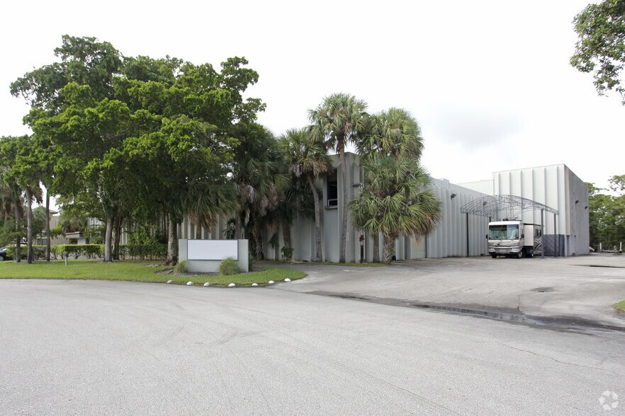 More Photos Of 637 Jim Moran Blvd, Deerfield Beach Warehouse For Lease