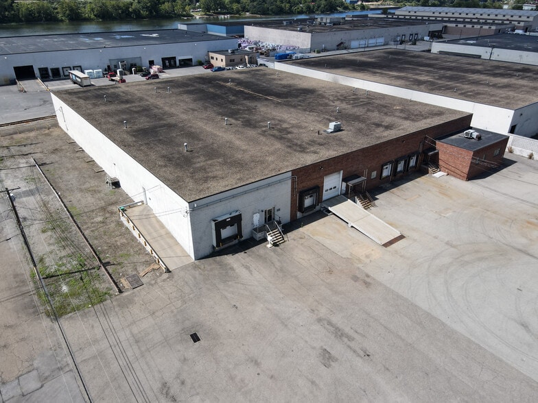More Photos Of 681 Avenue B, Leetsdale Industrial For Lease