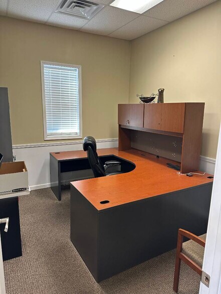 More Photos Of 818 E Wood St, Paris Office For Lease