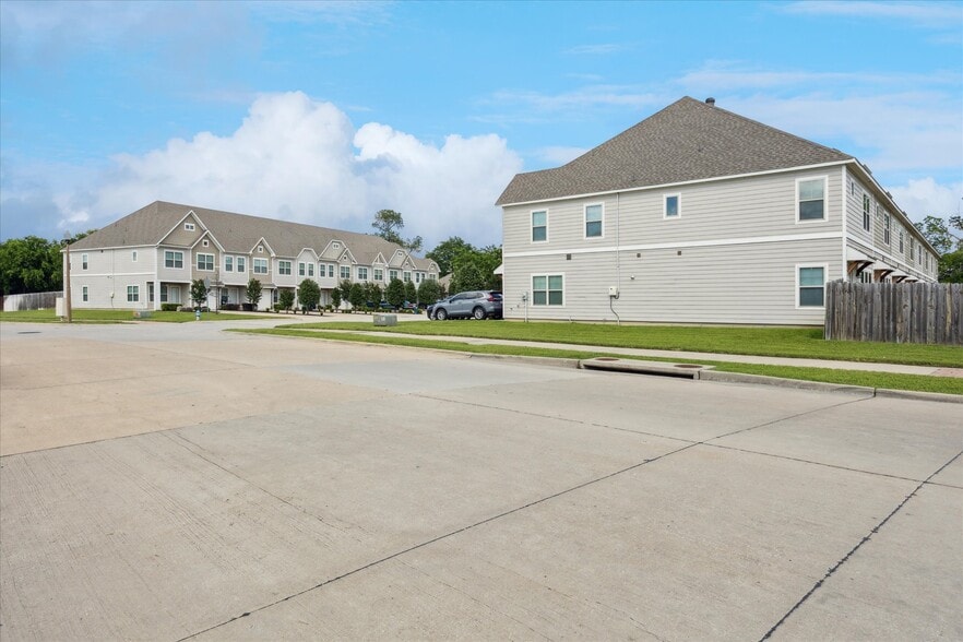 More Photos Of 101 Springtree St, Denton Apartments For Sale