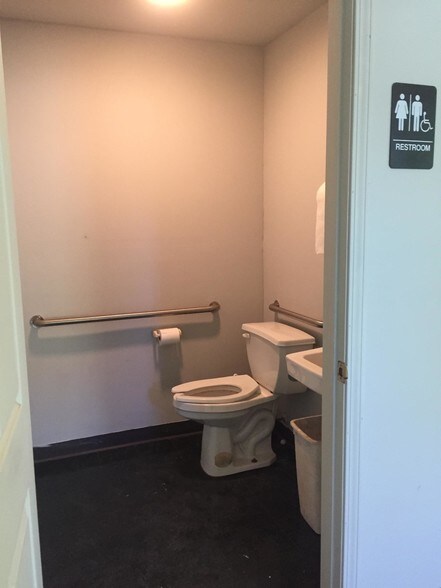 More Photos Of 315 Railroad St, Rockwell Warehouse For Lease