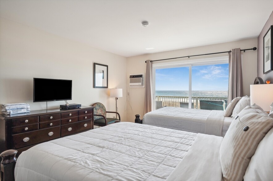 More Photos Of 84 S Emerson Ave, Montauk Hotel For Sale