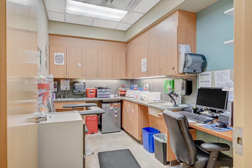 More Photos Of 270 W Lake Mead Pky, Henderson Freestanding For Sale