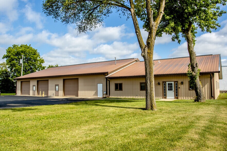 S30W24670 Sunset Dr, Waukesha, WI 53189 Lofts/Showrooms For Lease