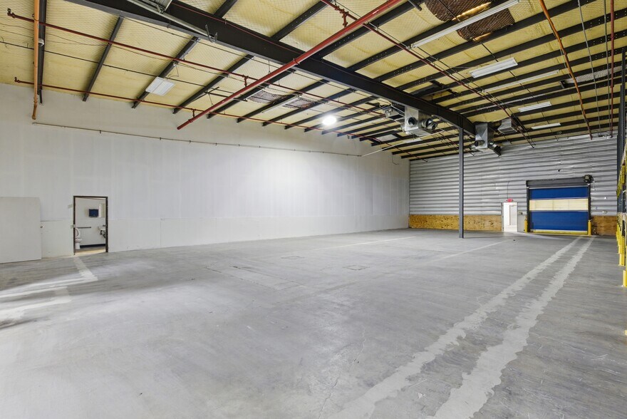 More Photos Of 1120 Commercial Blvd N, Arlington Warehouse For Lease