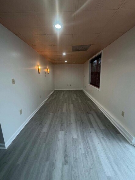 More Photos Of 9842 Main St, Berlin Office Residential For Lease