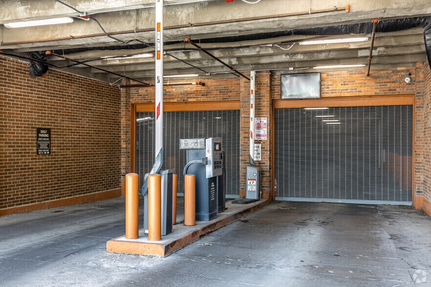 More Photos Of 939 McGee St, Kansas City Storefront Retail Office For Lease